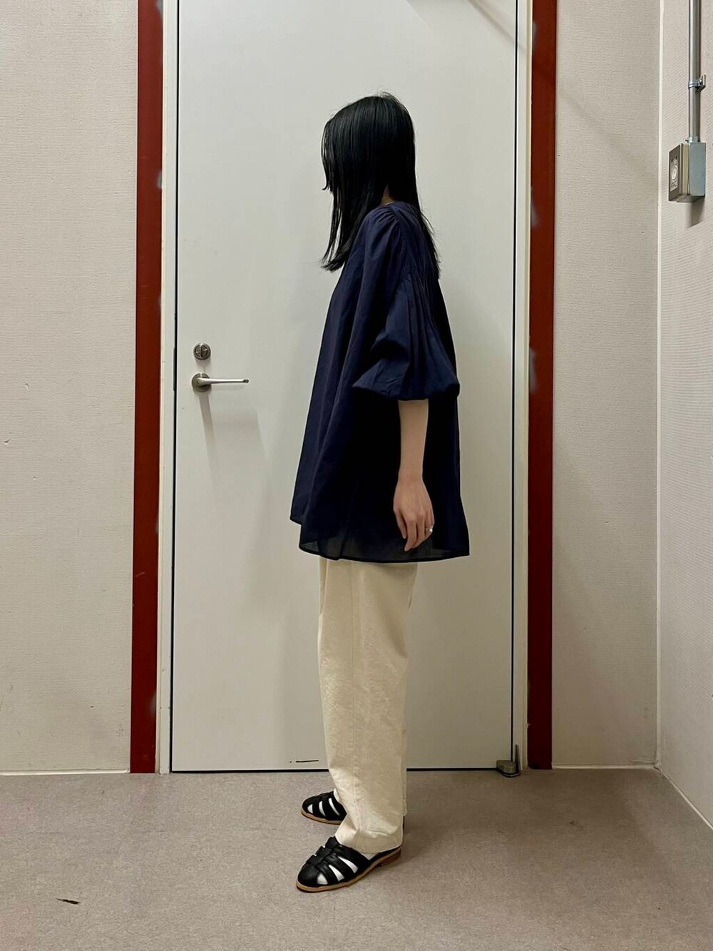 「かぐれ、newarrival、doors」｜「URBAN RESEARCH DOORSのグルカサンダル（サンダル、ブラック系）」を使った、pyonさん（レディース・161cm）の春コーディネートの2枚目の写真