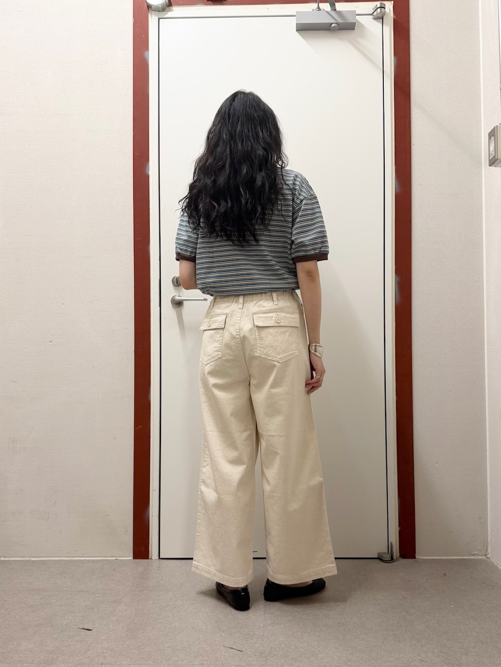 ブルー系のTシャツ/カットソー、ホワイト系のその他パンツを着用したレディースの春コーディネートの3枚目の写真