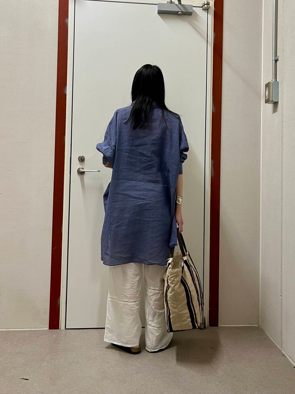 「newarrival、doors」｜「URBAN RESEARCH DOORSのラミーコットンビックシャツ（シャツ/ブラウス、ブルー系）」を使った、pyonさん（レディース・161cm）の春コーディネートの3枚目の写真