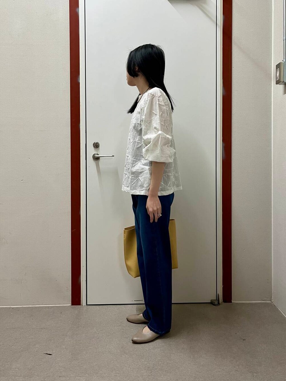 「newarrival、doors」｜「RODE SKOのタッセル軽量2WAYシンプルトートバッグ（トートバッグ、ベージュ系）」を使った、pyonさん（レディース・161cm）の春コーディネートの2枚目の写真