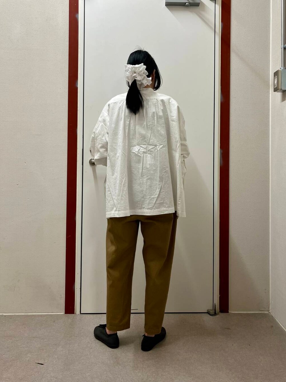「かぐれ、newarrival」｜「かぐれのコットンスモッキングブラウス（シャツ/ブラウス、ホワイト系）」を使った、pyonさん（レディース・161cm）の春コーディネートの3枚目の写真