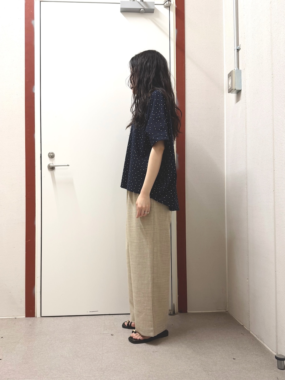 ブルー系のTシャツ/カットソー、ベージュ系のその他パンツ、ブラック系のサンダルを着用したレディースの夏コーディネートの2枚目の写真