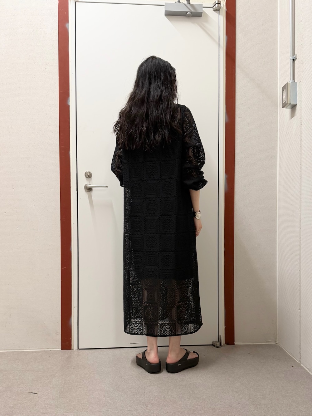 ブラック系のワンピース、ブラック系のサンダルを着用したレディースの春コーディネートの3枚目の写真