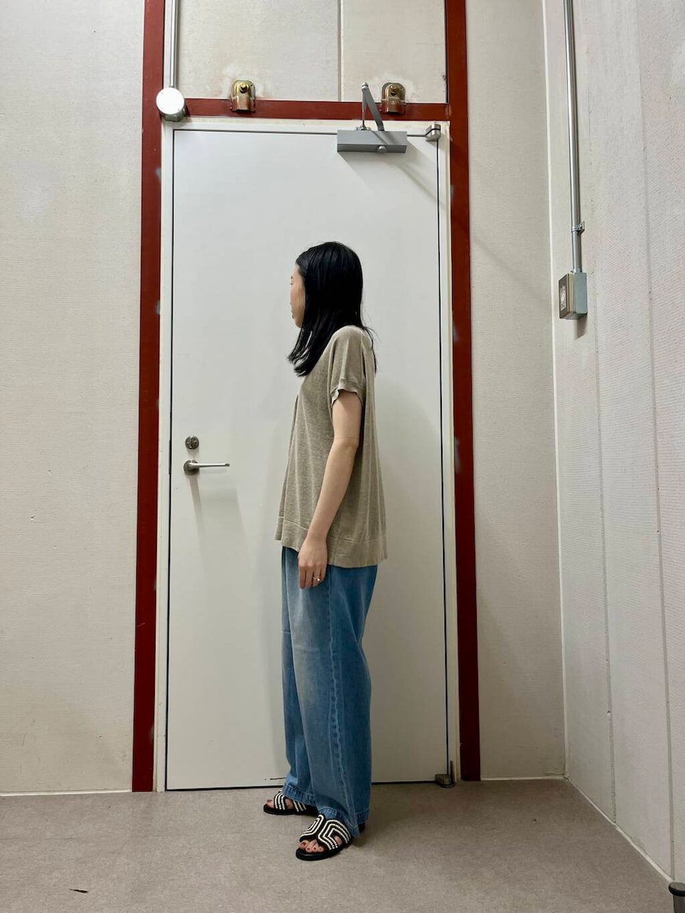 「かぐれ、newarrival、doors」｜「かぐれのフェードデニムイージーパンツ（デニムパンツ、ブルー系）」を使った、pyonさん（レディース・161cm）の夏コーディネートの2枚目の写真