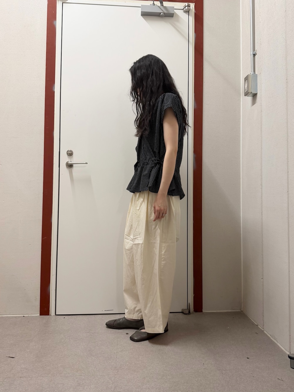 ホワイト系のその他パンツ、ブラック系のトップスを着用したレディースの夏コーディネートの2枚目の写真