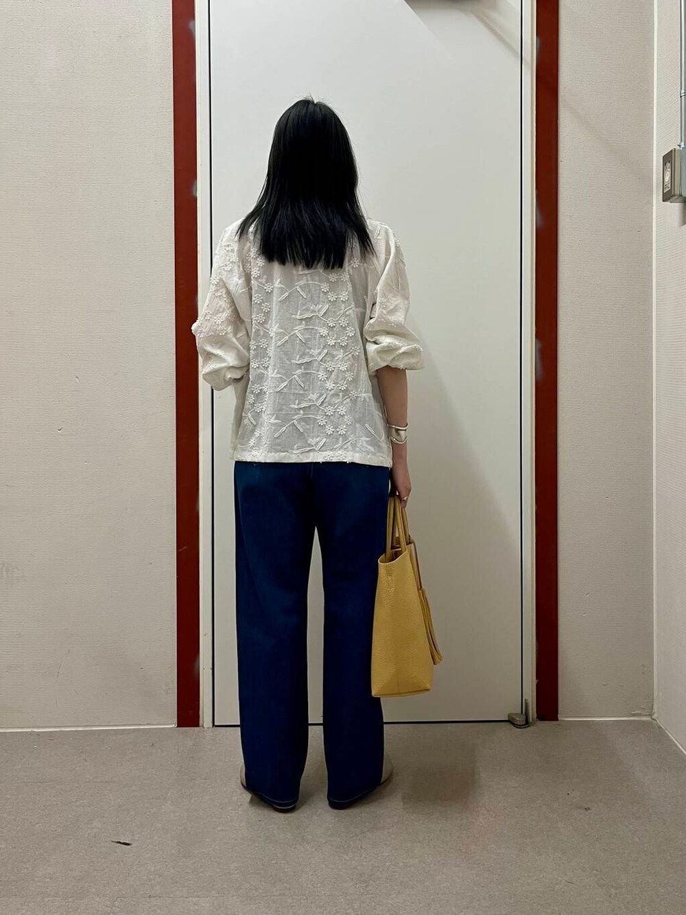 「newarrival、doors」｜「RODE SKOのタッセル軽量2WAYシンプルトートバッグ（トートバッグ、ベージュ系）」を使った、pyonさん（レディース・161cm）の春コーディネートの3枚目の写真