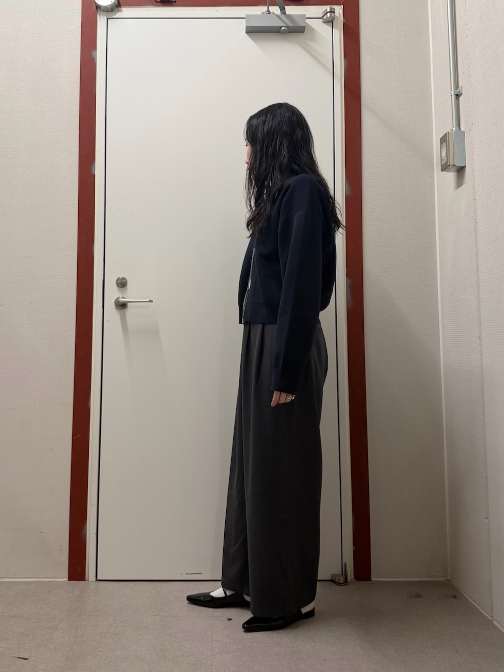 ブルー系のカーディガン/ボレロ、グレー系のその他パンツを着用したレディースの冬コーディネートの2枚目の写真