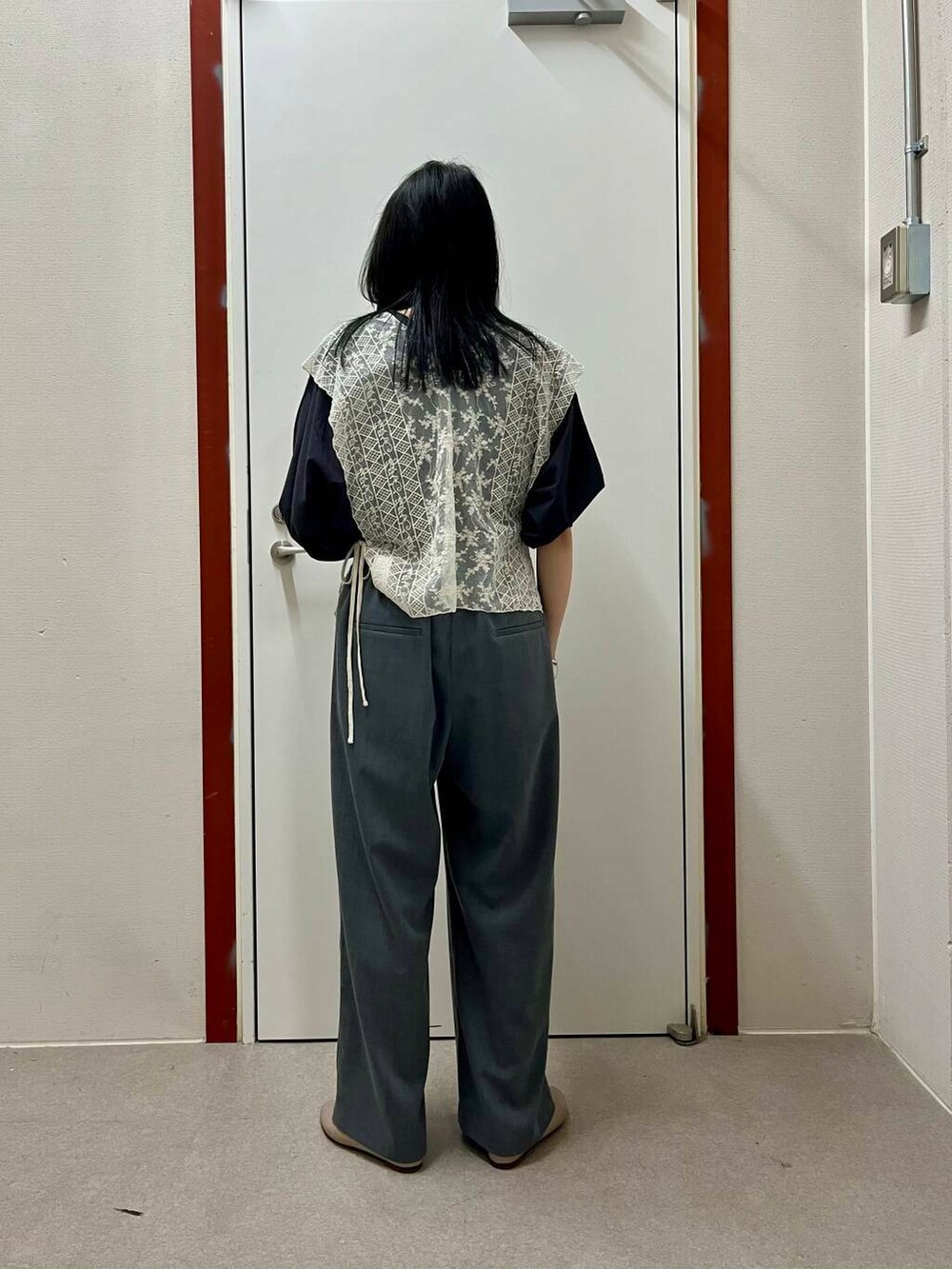 「newarrival、doors」｜「URBAN RESEARCH DOORSのVカットパンプス（パンプス、グレー系）」を使った、pyonさん（レディース・161cm）の春コーディネートの3枚目の写真