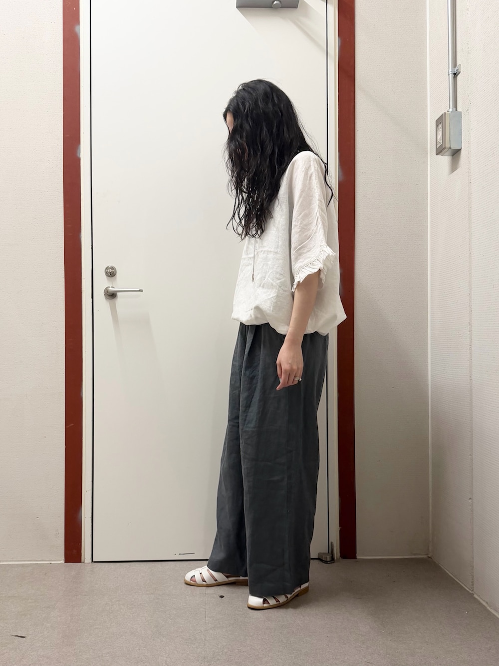 ホワイト系のシャツ/ブラウス、ブルー系のその他パンツ、ホワイト系のサンダルを着用したレディースの春コーディネートの2枚目の写真