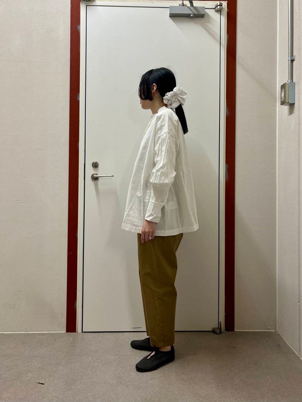「かぐれ、newarrival」｜「かぐれのコットンスモッキングブラウス（シャツ/ブラウス、ホワイト系）」を使った、pyonさん（レディース・161cm）の春コーディネートの2枚目の写真