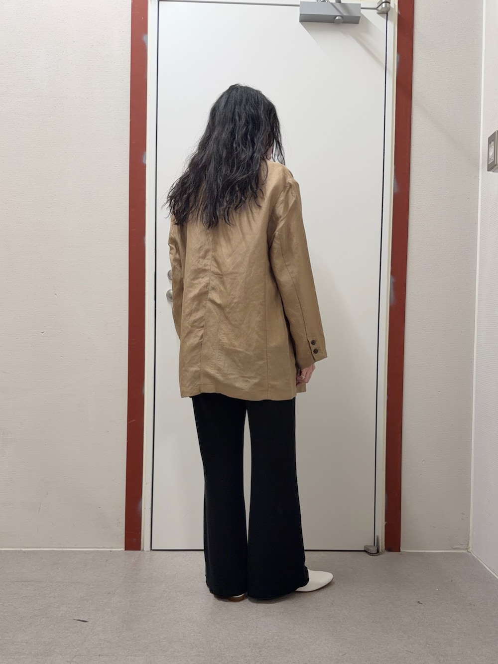 ベージュ系のその他アウター、ブラック系のその他パンツ、ホワイト系のその他シューズを着用したレディースの春コーディネートの3枚目の写真