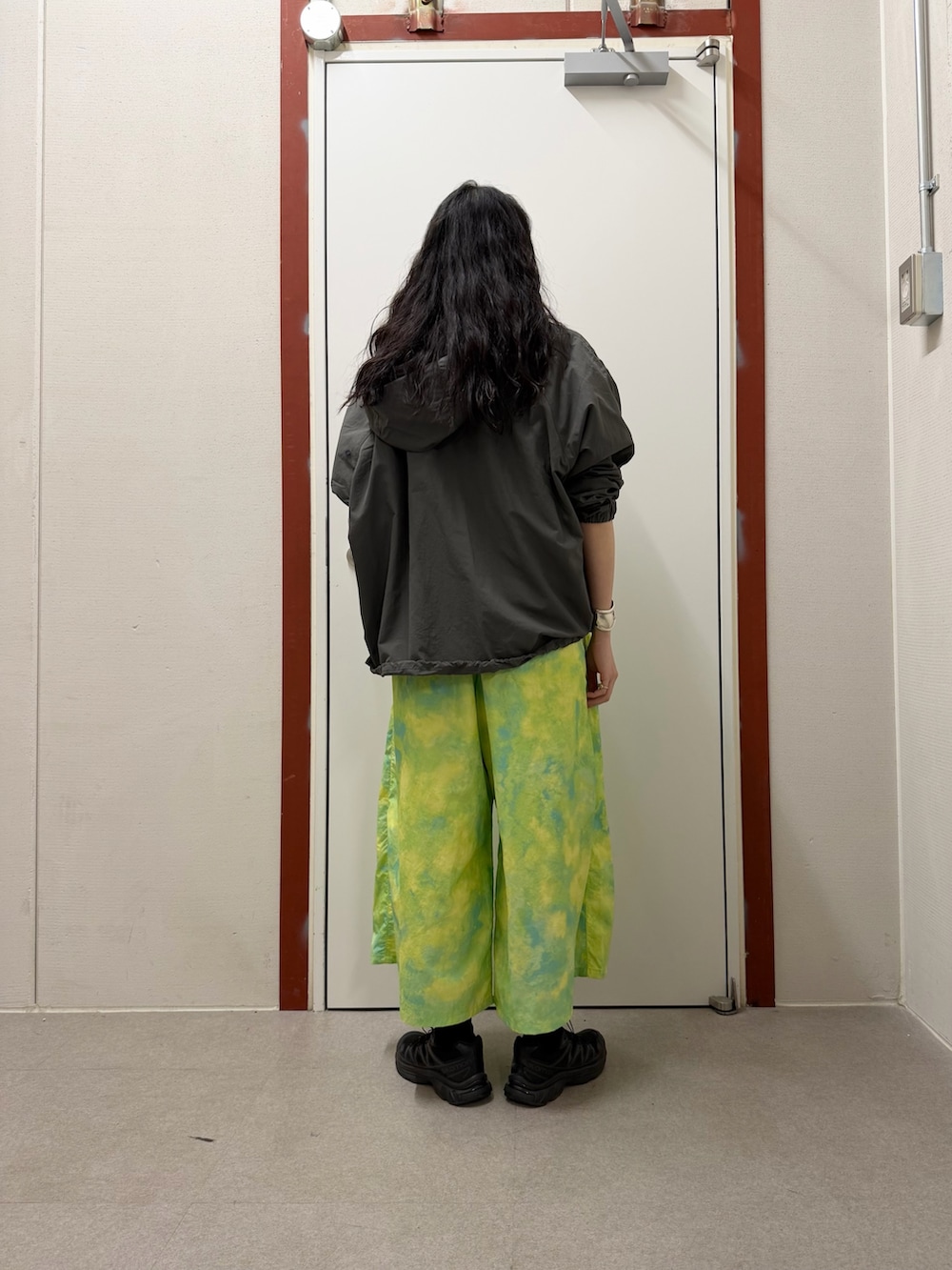 グレー系のナイロンジャケット、ホワイト系のTシャツ/カットソー、グリーン系のその他パンツを着用したレディースの春コーディネートの4枚目の写真