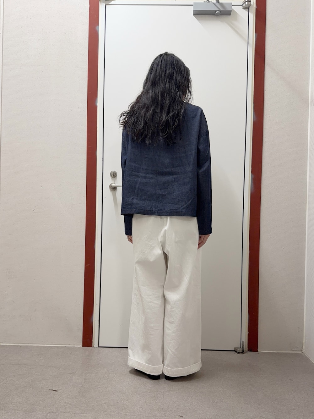 ブルー系のシャツ/ブラウス、ホワイト系のその他パンツを着用したレディースの春コーディネートの3枚目の写真