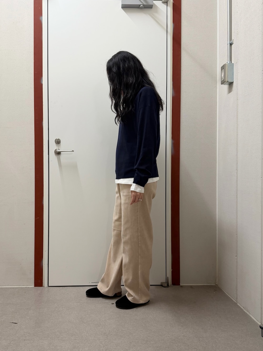 ブルー系のニット/セーター、ベージュ系のその他パンツ、ブラック系のサンダルを着用したレディースの冬コーディネートの2枚目の写真