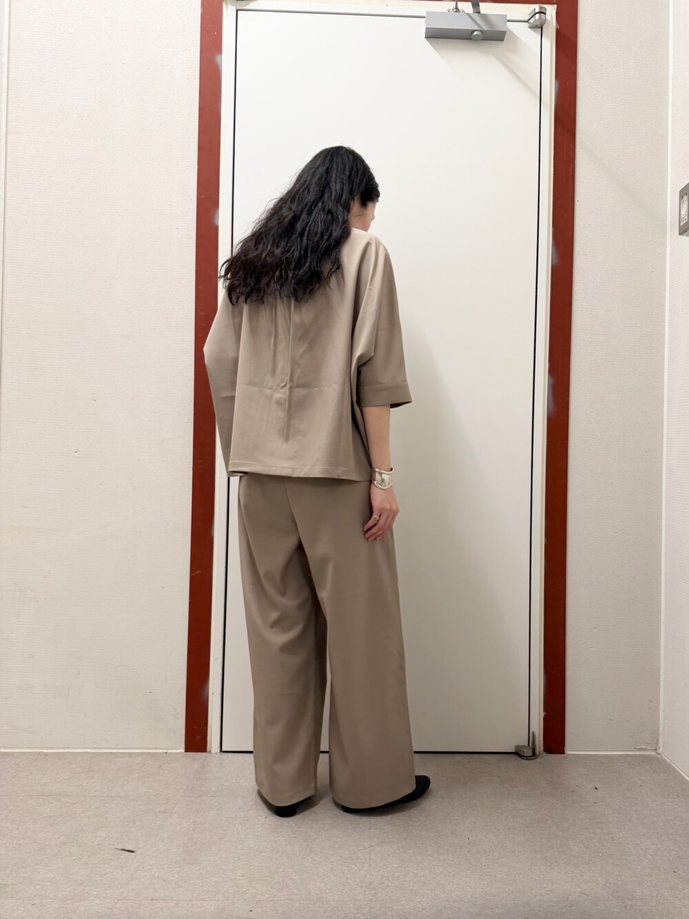 ベージュ系のその他パンツ、ホワイト系のタンクトップ、ベージュ系のシャツ/ブラウスを着用したレディースの春コーディネートの4枚目の写真