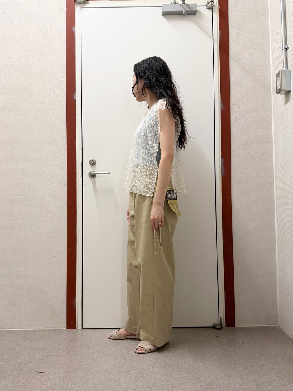 ブルー系のタンクトップ、ベージュ系のその他パンツ、ベージュ系のストール/ショールを着用したレディースの夏コーディネートの3枚目の写真