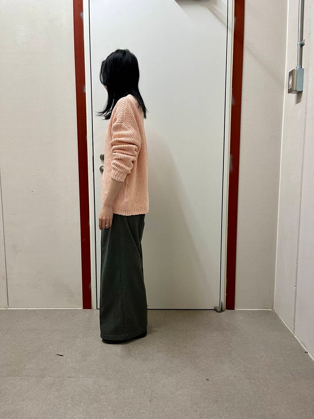 グレー系のその他パンツ、ピンク系のニット/セーターを着用したレディースの冬コーディネートの2枚目の写真