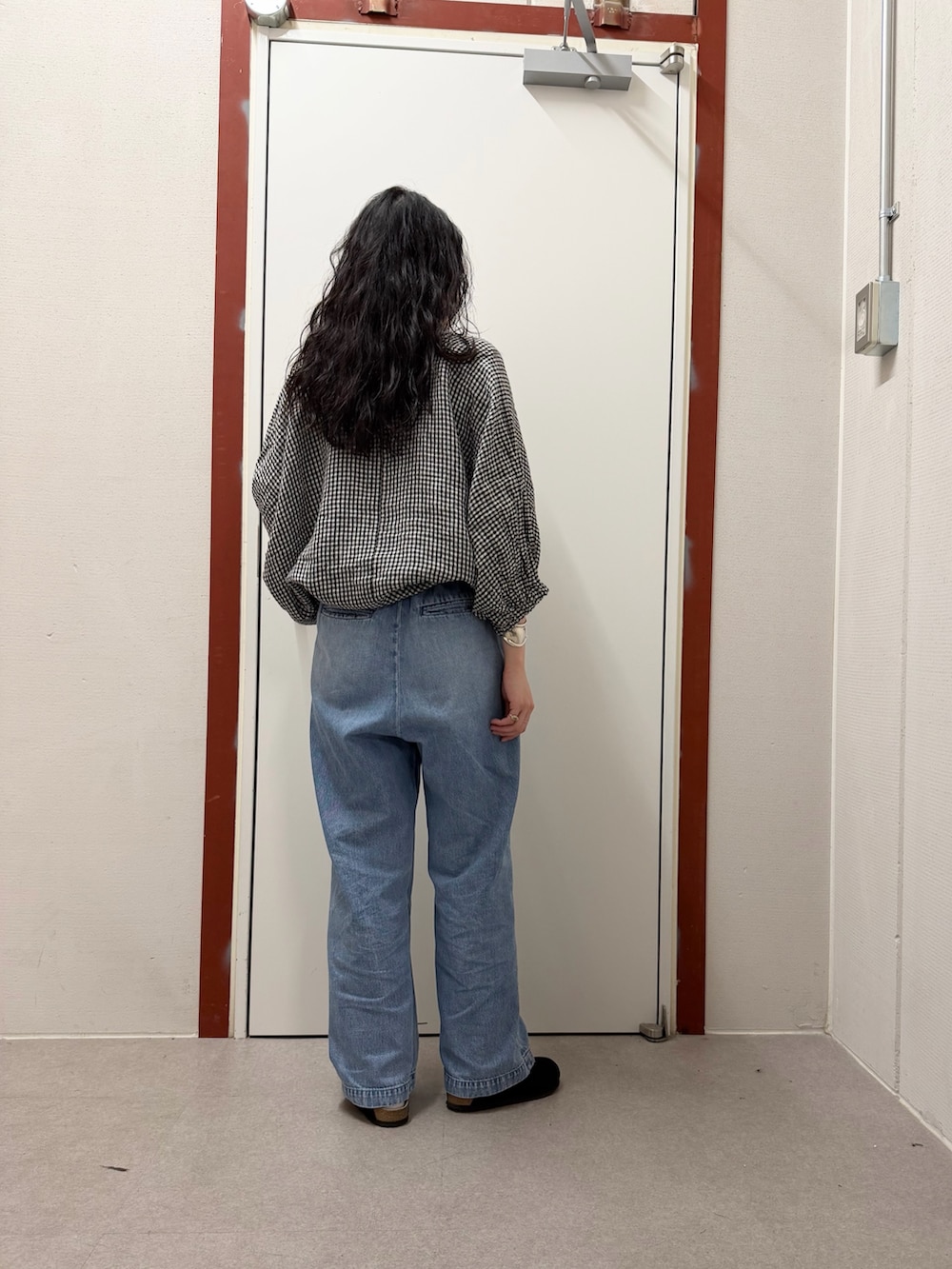 その他のシャツ/ブラウス、ブルー系のデニムパンツ、ブラック系のサンダルを着用したレディースの春コーディネートの3枚目の写真