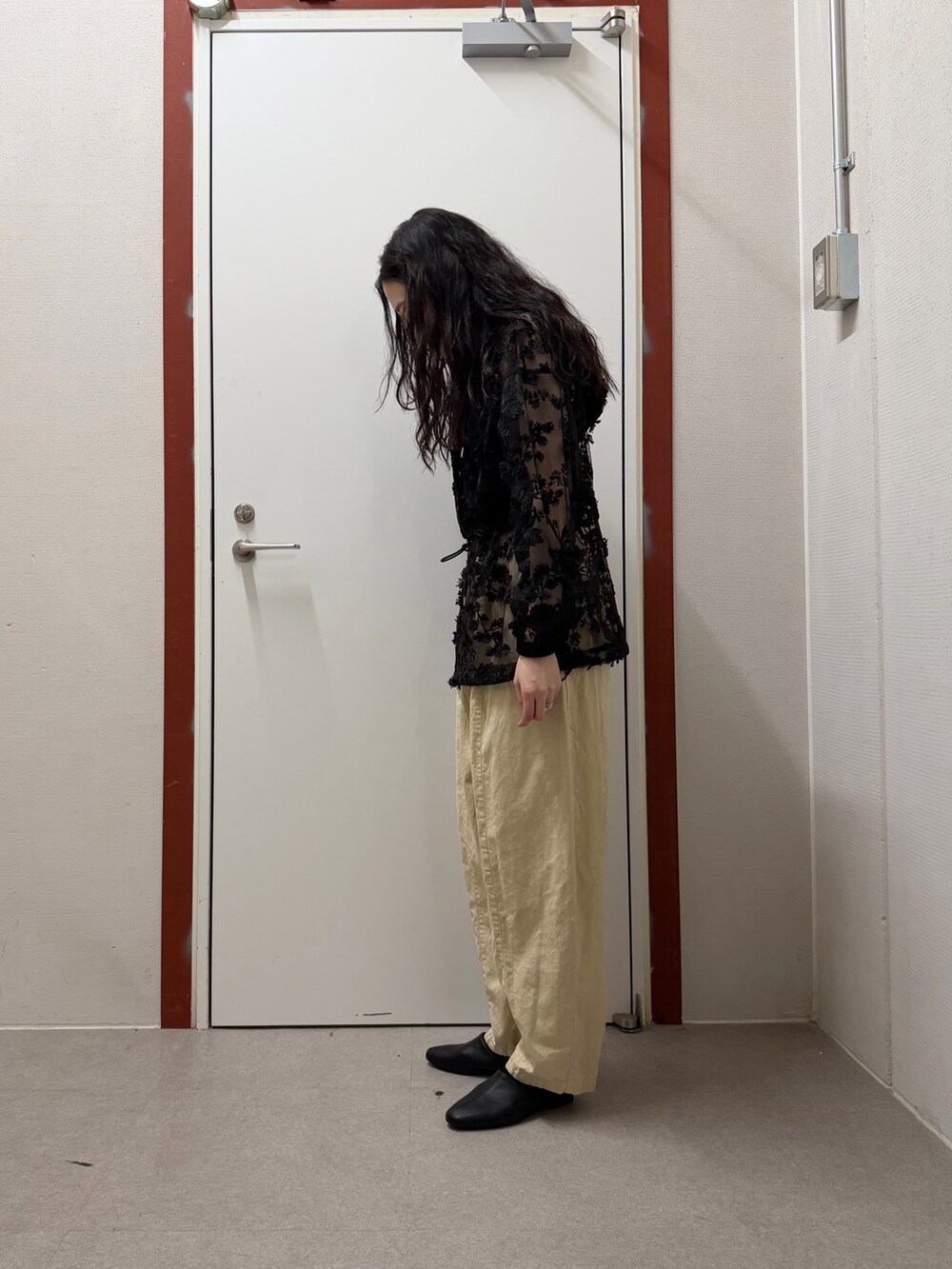 ブラック系のパーカー、イエロー系のその他パンツ、ブラック系のその他シューズを着用したレディースの春コーディネートの2枚目の写真