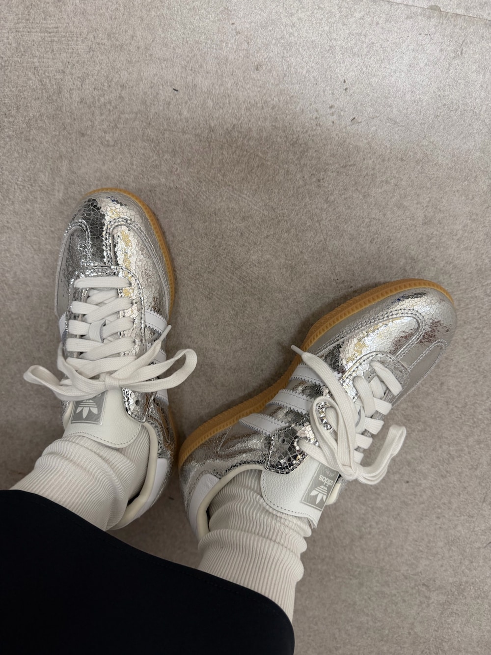 ブルー系のスウェット、ブルー系のスカート、シルバー系のスニーカーを着用したレディースの冬コーディネートの4枚目の写真