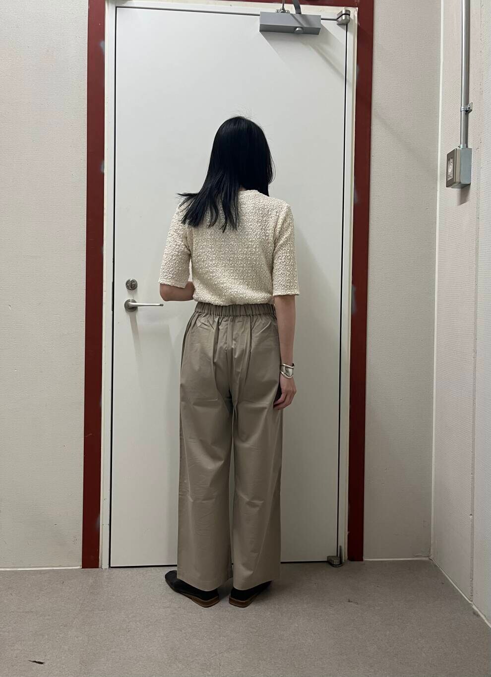 「newarrival、doors」｜「URBAN RESEARCH DOORSのレーヨンコットンイージーパンツ（その他パンツ、ベージュ系）」を使った、pyonさん（レディース・161cm）の春コーディネートの3枚目の写真