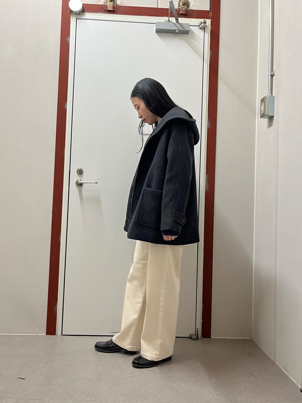 ブルー系のニット/セーター、グレー系のその他アウター、ホワイト系のその他パンツを着用したレディースの秋コーディネートの3枚目の写真