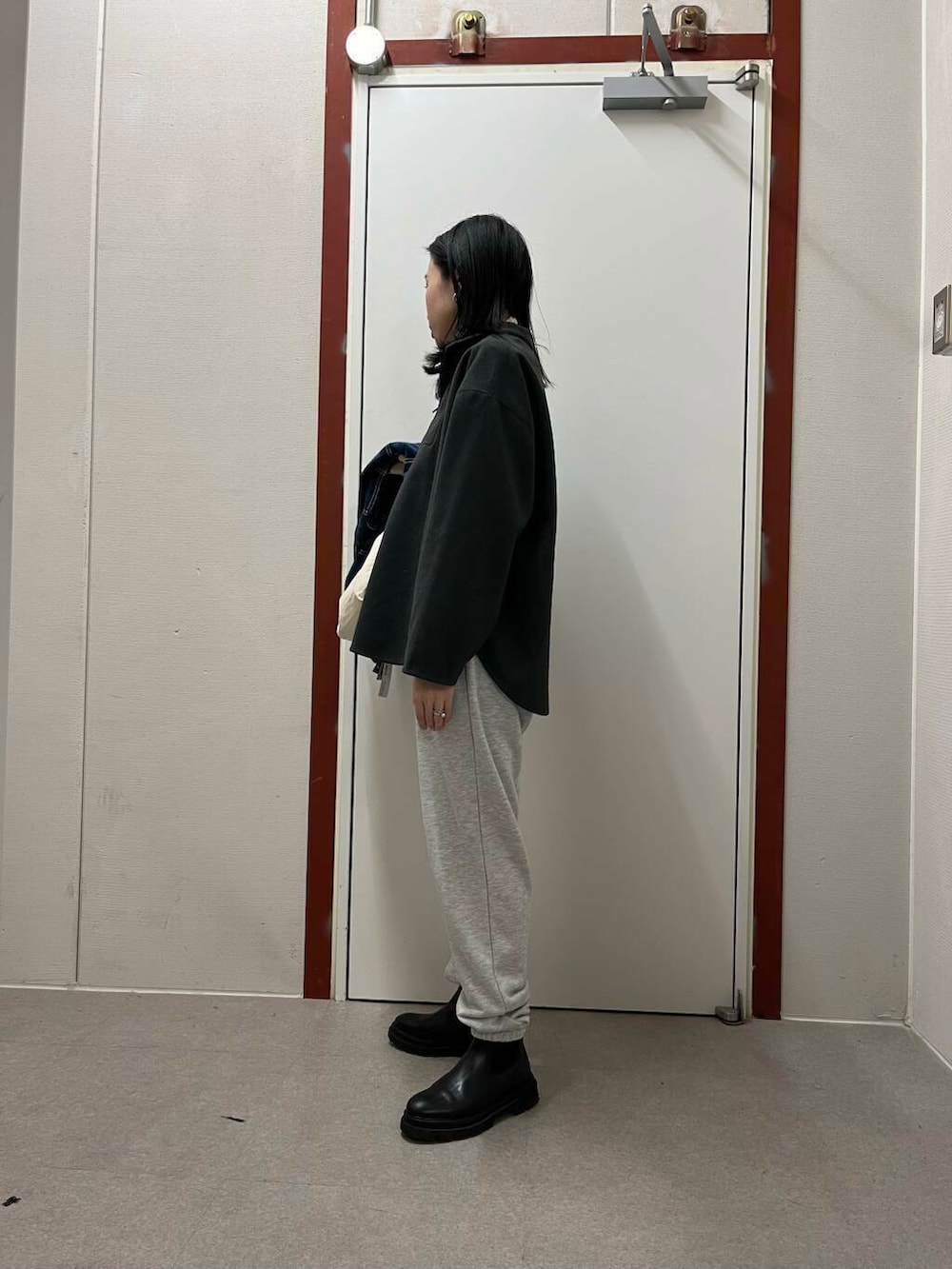 ホワイト系のショルダーバッグ、ホワイト系のTシャツ/カットソー、グレー系のTシャツ/カットソーを着用したレディースの秋コーディネートの3枚目の写真