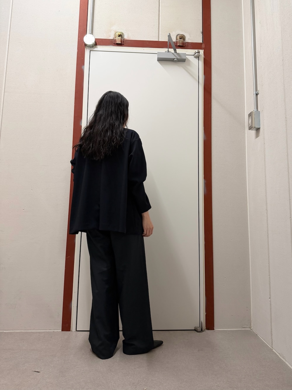 ブルー系のその他アウター、ホワイト系のTシャツ/カットソー、ブルー系のその他パンツを着用したレディースの冬コーディネートの3枚目の写真