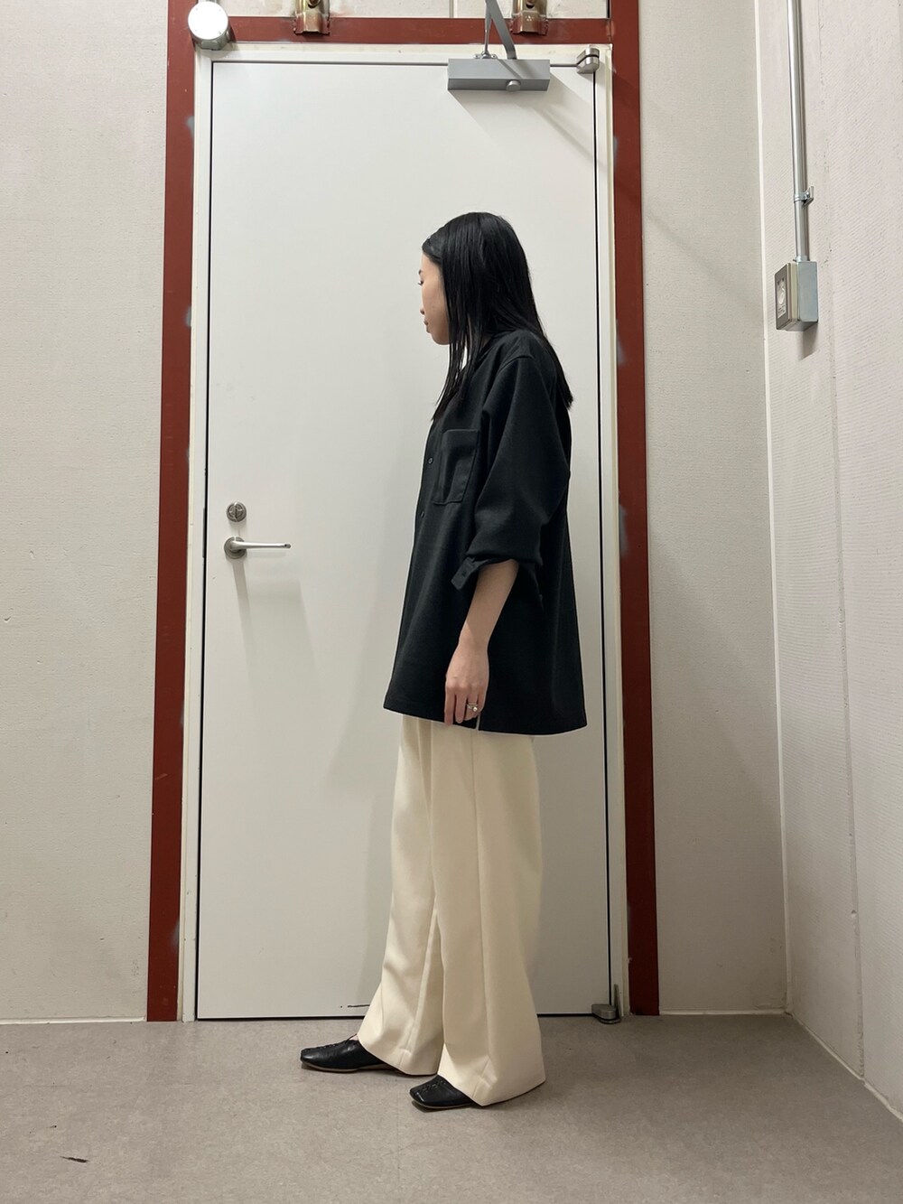 ホワイト系のその他パンツ、グレー系のシャツ/ブラウスを着用したレディースの秋コーディネートの2枚目の写真