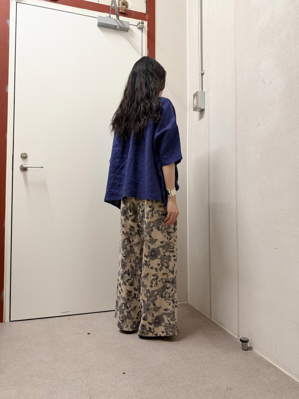 ブルー系のシャツ/ブラウス、ブラック系のサンダル、グレー系のその他パンツを着用したレディースの春コーディネートの3枚目の写真