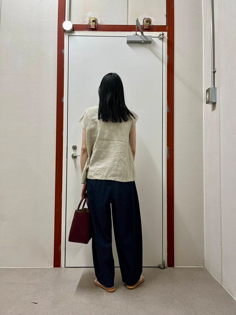 「かぐれ、doors」｜「URBAN RESEARCH DOORSのカッティングサンダル（サンダル、ホワイト系）」を使った、pyonさん（レディース・161cm）の春コーディネートの3枚目の写真