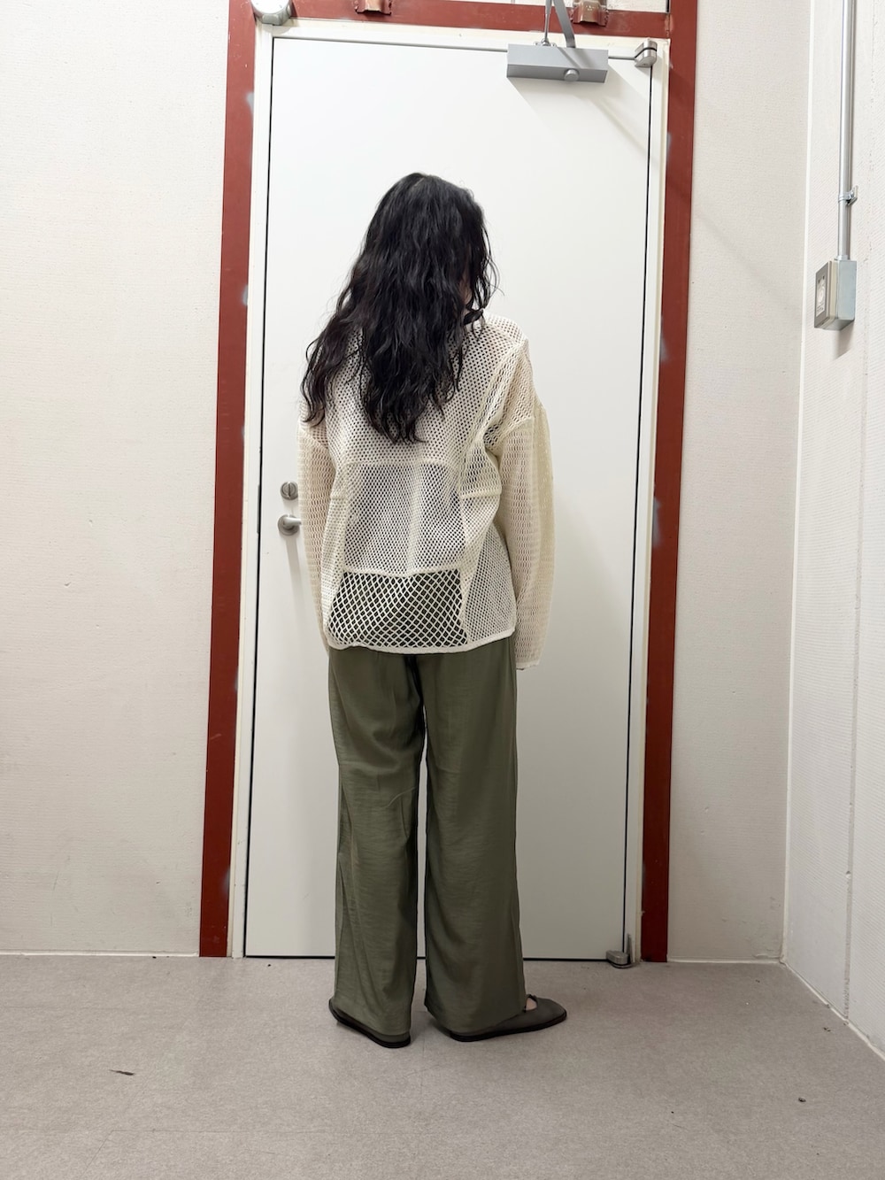 ホワイト系のニット/セーター、グリーン系のその他パンツを着用したレディースの夏コーディネートの3枚目の写真