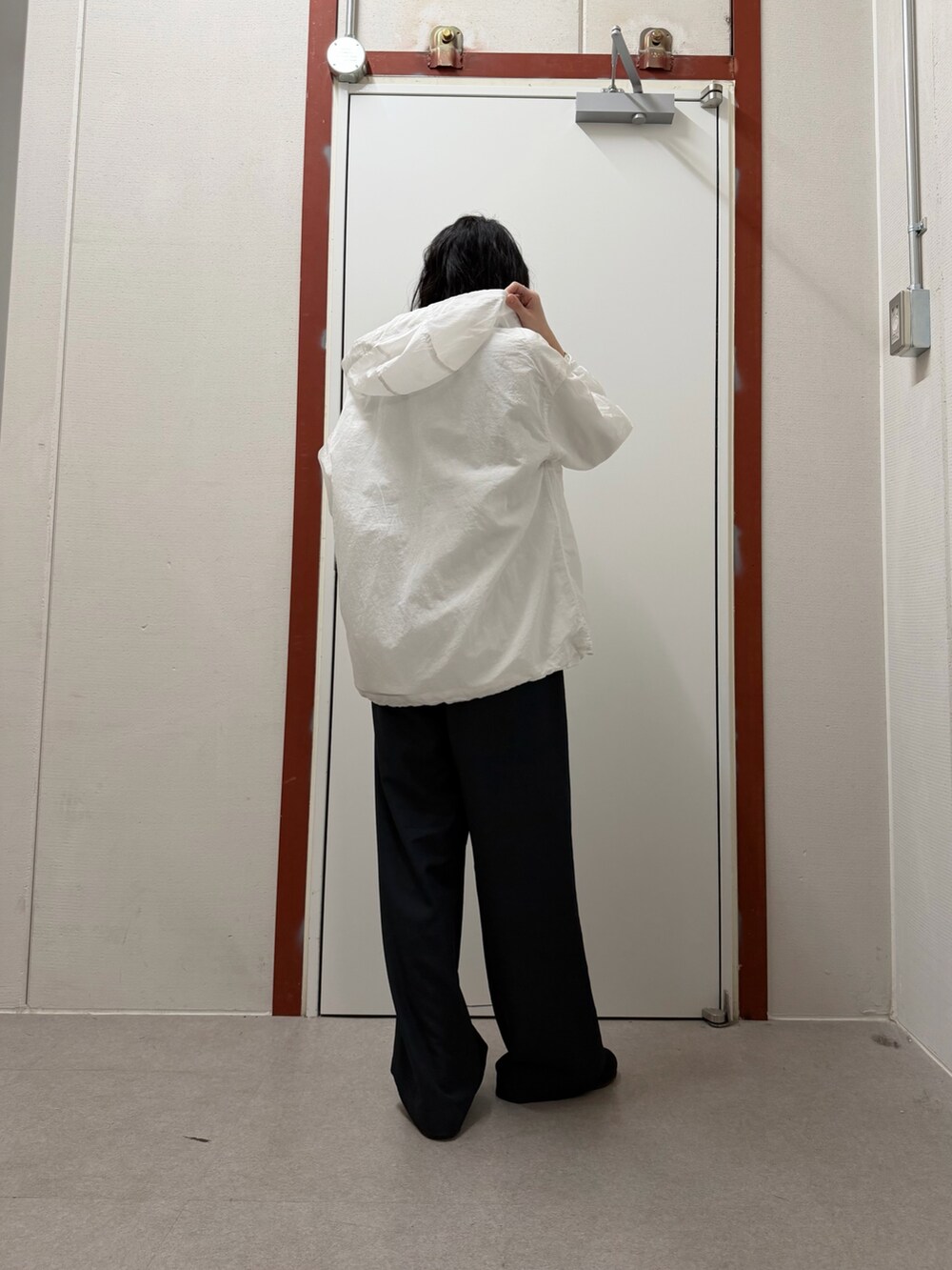 ホワイト系のパーカー、ブルー系のその他パンツを着用したレディースの冬コーディネートの3枚目の写真