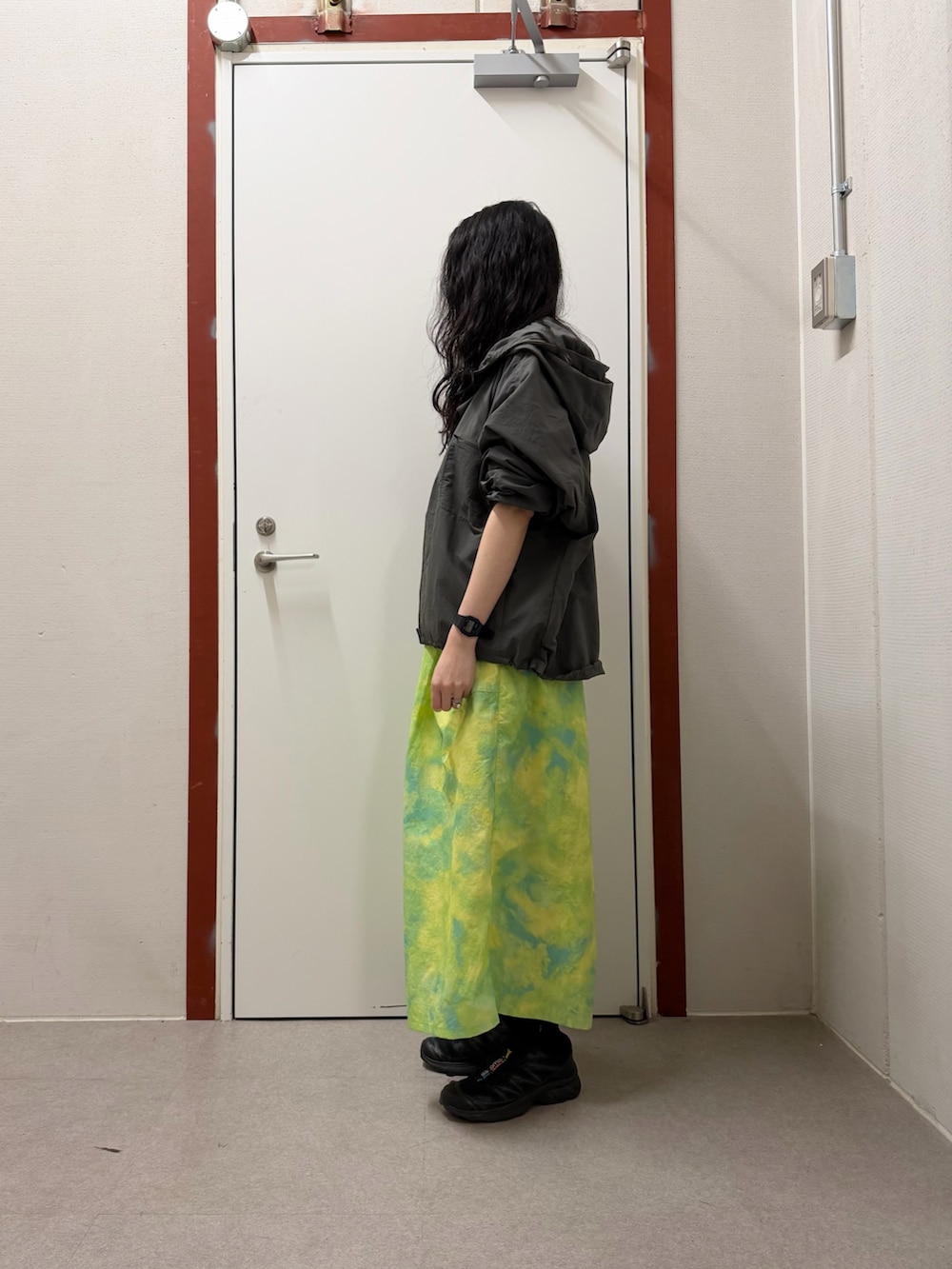 グレー系のナイロンジャケット、ホワイト系のTシャツ/カットソー、グリーン系のその他パンツを着用したレディースの春コーディネートの3枚目の写真