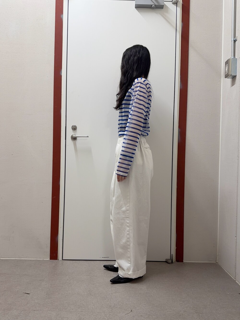 ホワイト系のその他パンツを着用したレディースの春コーディネートの2枚目の写真