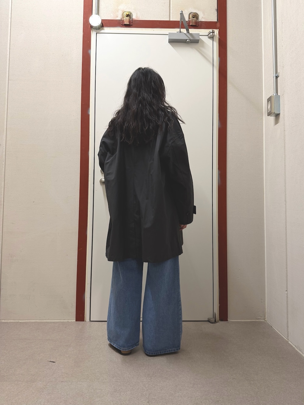 ブルー系のデニムパンツを着用したレディースの春コーディネートの3枚目の写真