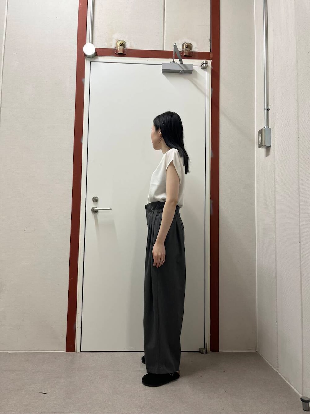 ホワイト系のニット/セーター、グレー系のその他パンツを着用したレディースの夏コーディネートの2枚目の写真