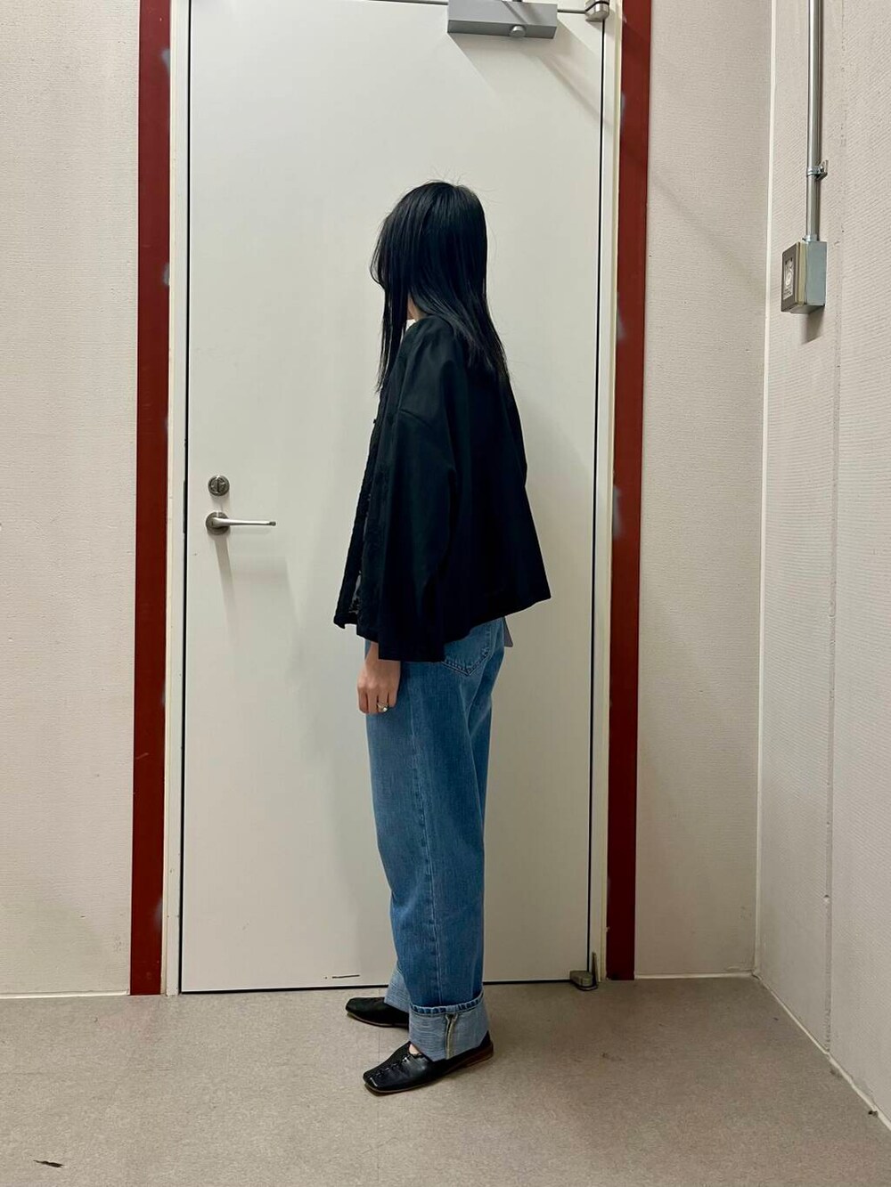 「newarrival、doors」｜「URBAN RESEARCH DOORSの『別注』Lee101×DOORS　STRAIGHT PANTS（デニムパンツ、ブルー系）」を使った、pyonさん（レディース・161cm）の春コーディネートの3枚目の写真