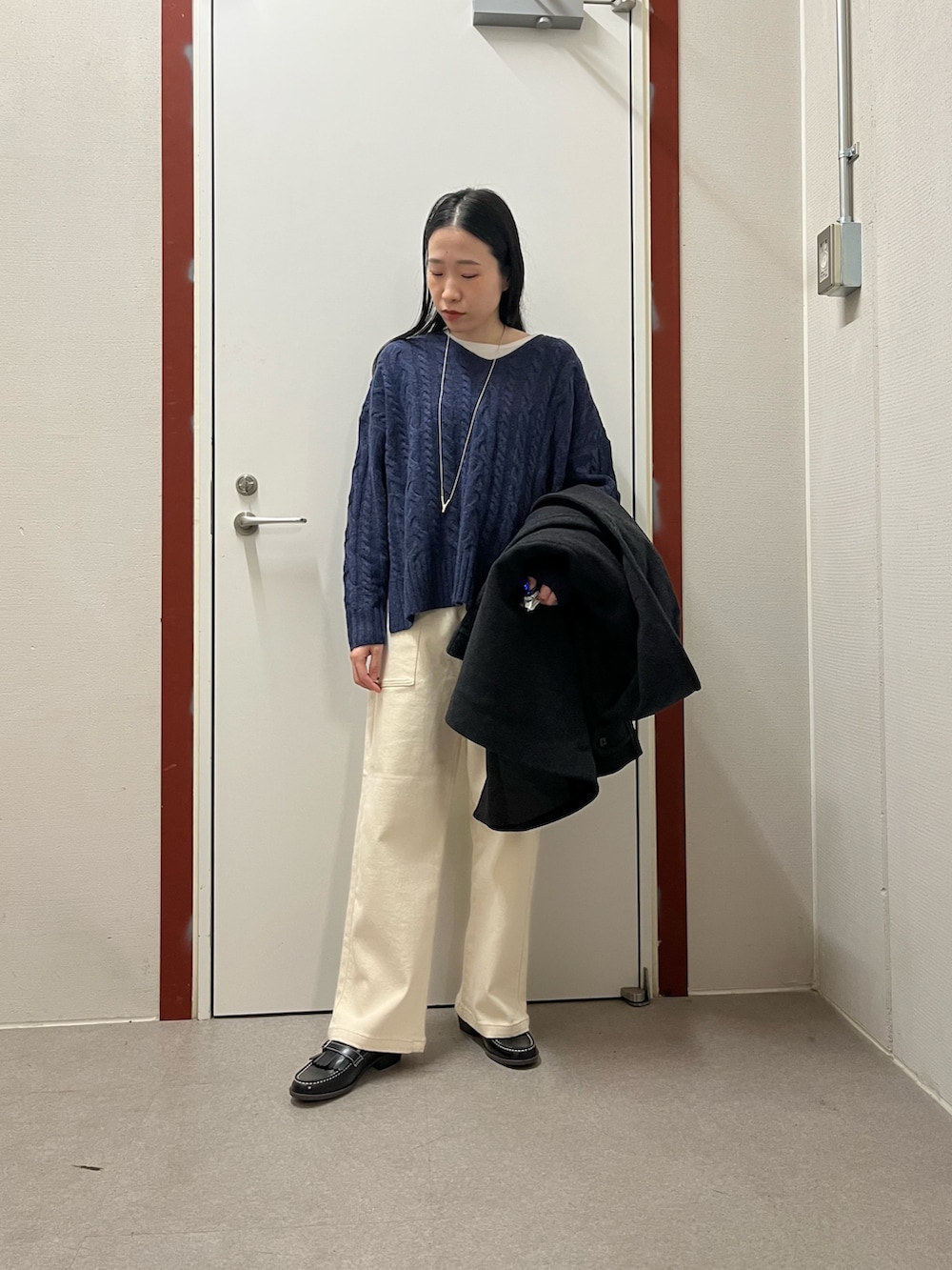 ブルー系のニット/セーター、グレー系のその他アウター、ホワイト系のその他パンツを着用したレディースの秋コーディネートの2枚目の写真