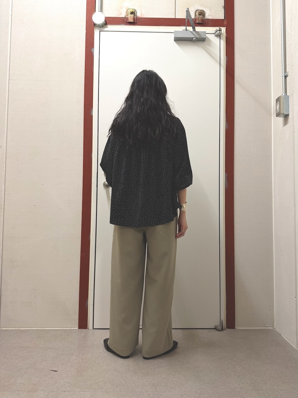 ブラック系のシャツ/ブラウス、ベージュ系のその他パンツを着用したレディースの春コーディネートの3枚目の写真