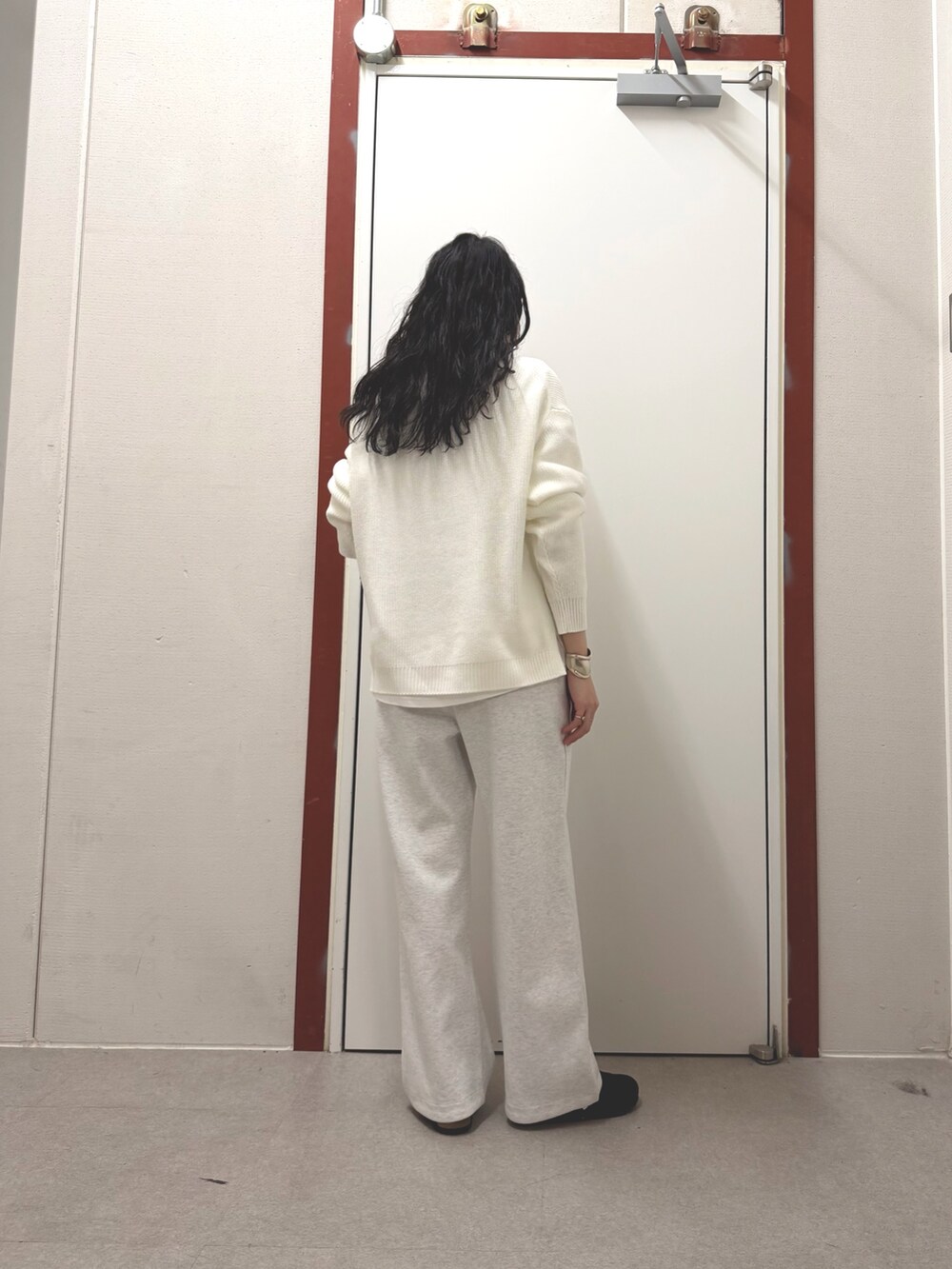 ホワイト系のニット/セーター、グレー系のその他パンツを着用したレディースの冬コーディネートの3枚目の写真