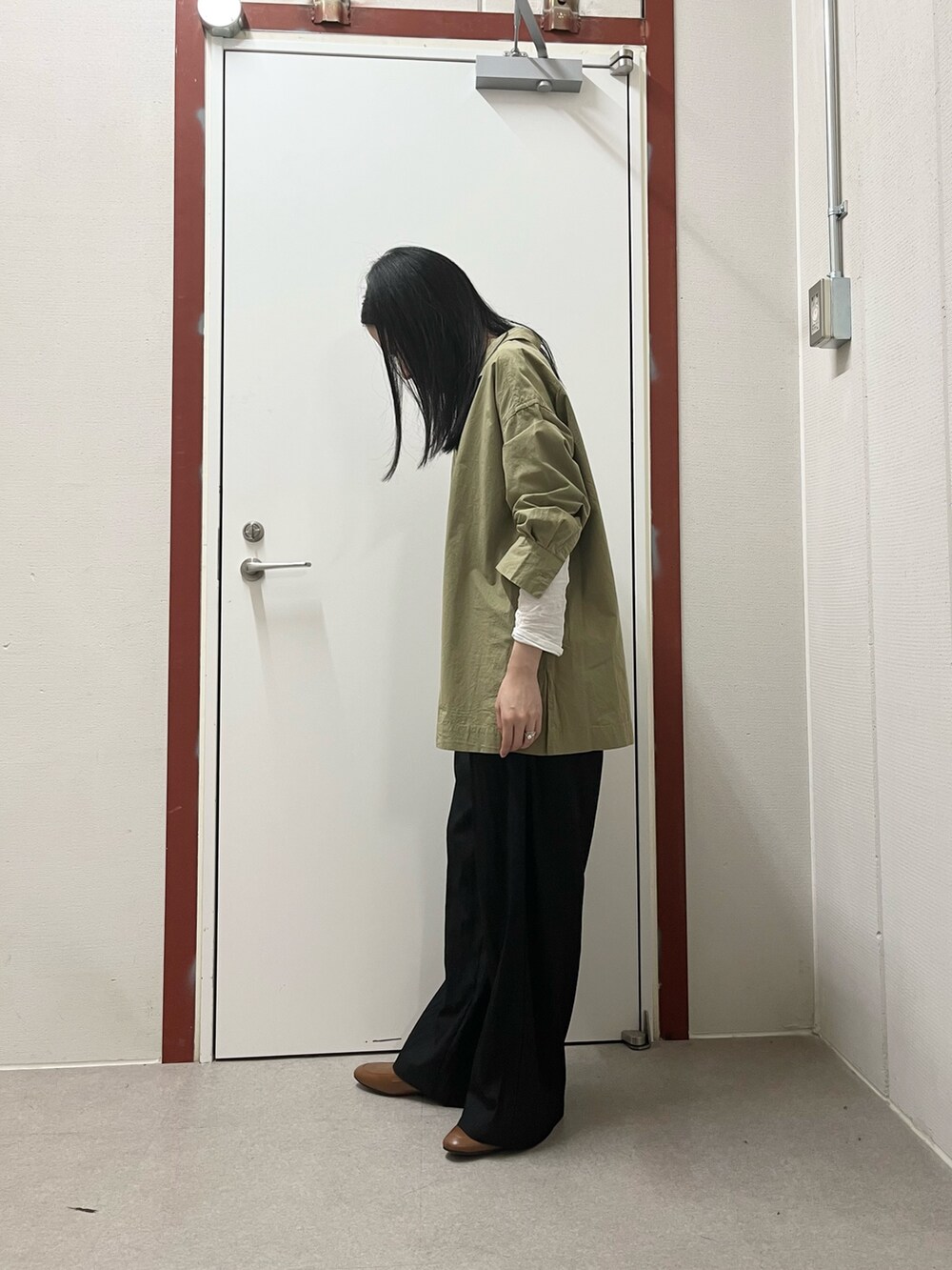 ベージュ系のシャツ/ブラウス、ブラック系のその他パンツ、ブラウン系のパンプスを着用したレディースの秋コーディネートの2枚目の写真