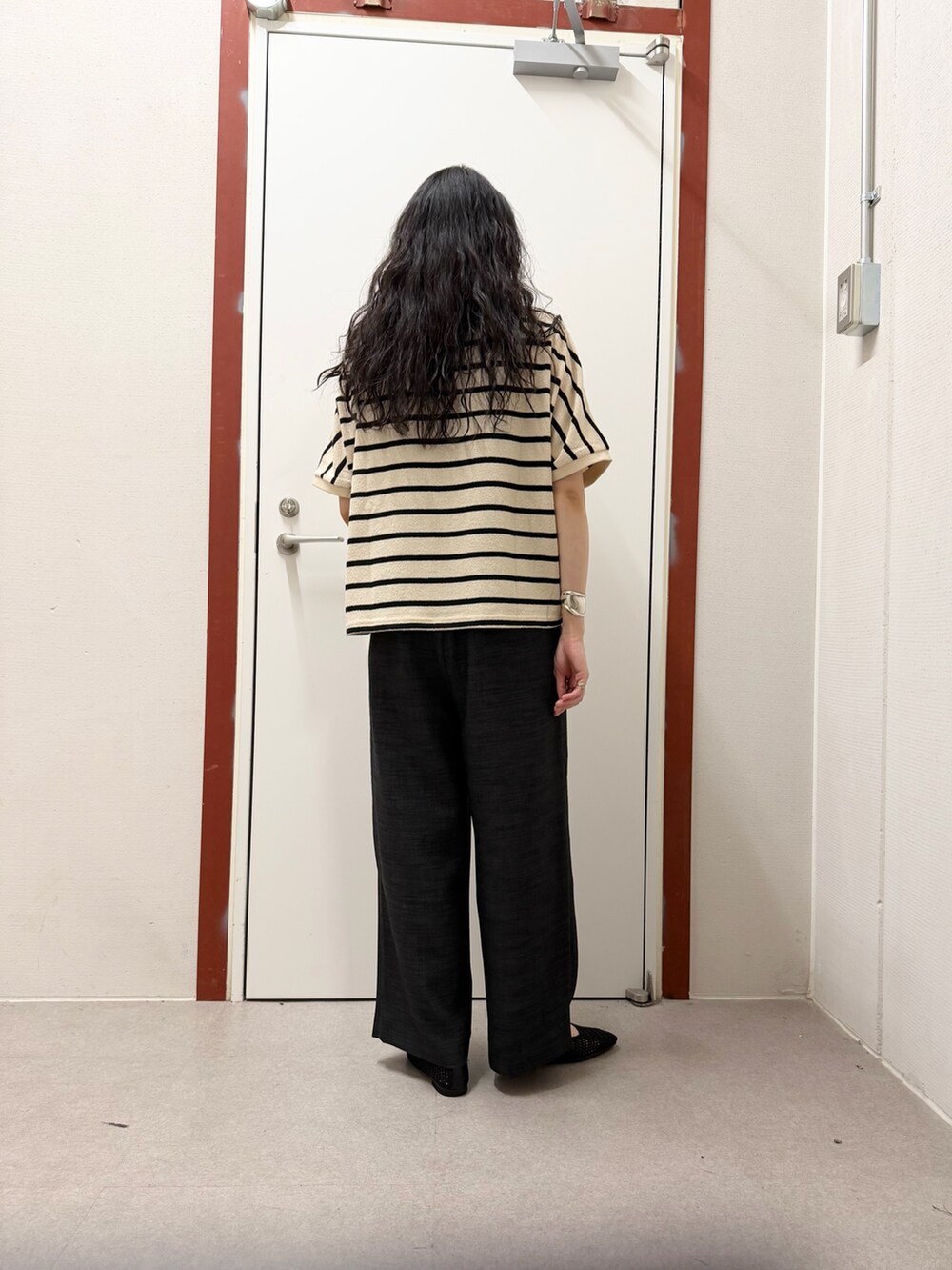 ホワイト系のTシャツ/カットソー、グレー系のその他パンツ、ブラック系のバレエシューズを着用したレディースの夏コーディネートの3枚目の写真