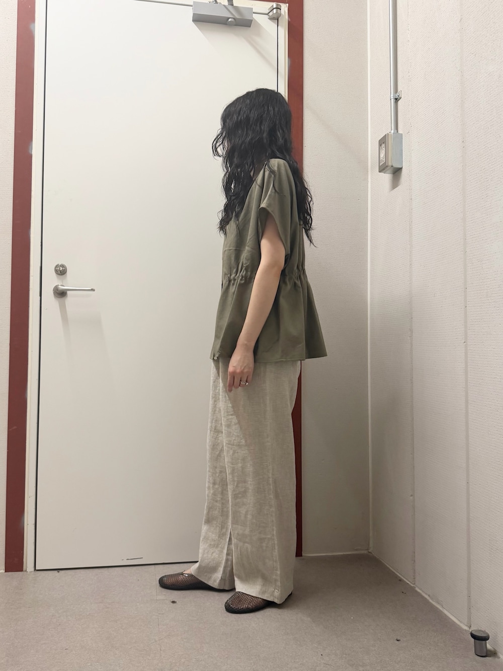グリーン系のシャツ/ブラウス、ベージュ系のその他パンツ、ブラック系のバレエシューズを着用したレディースの夏コーディネートの2枚目の写真