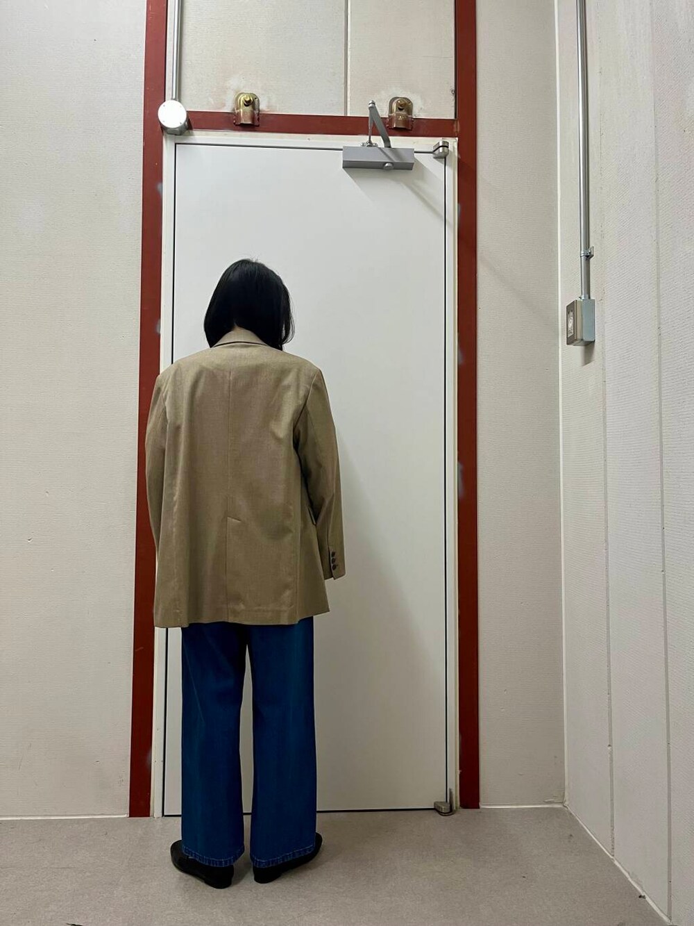 ブラック系のローファー、ブルー系のデニムパンツ、ブルー系のスウェットを着用したレディースの冬コーディネートの4枚目の写真