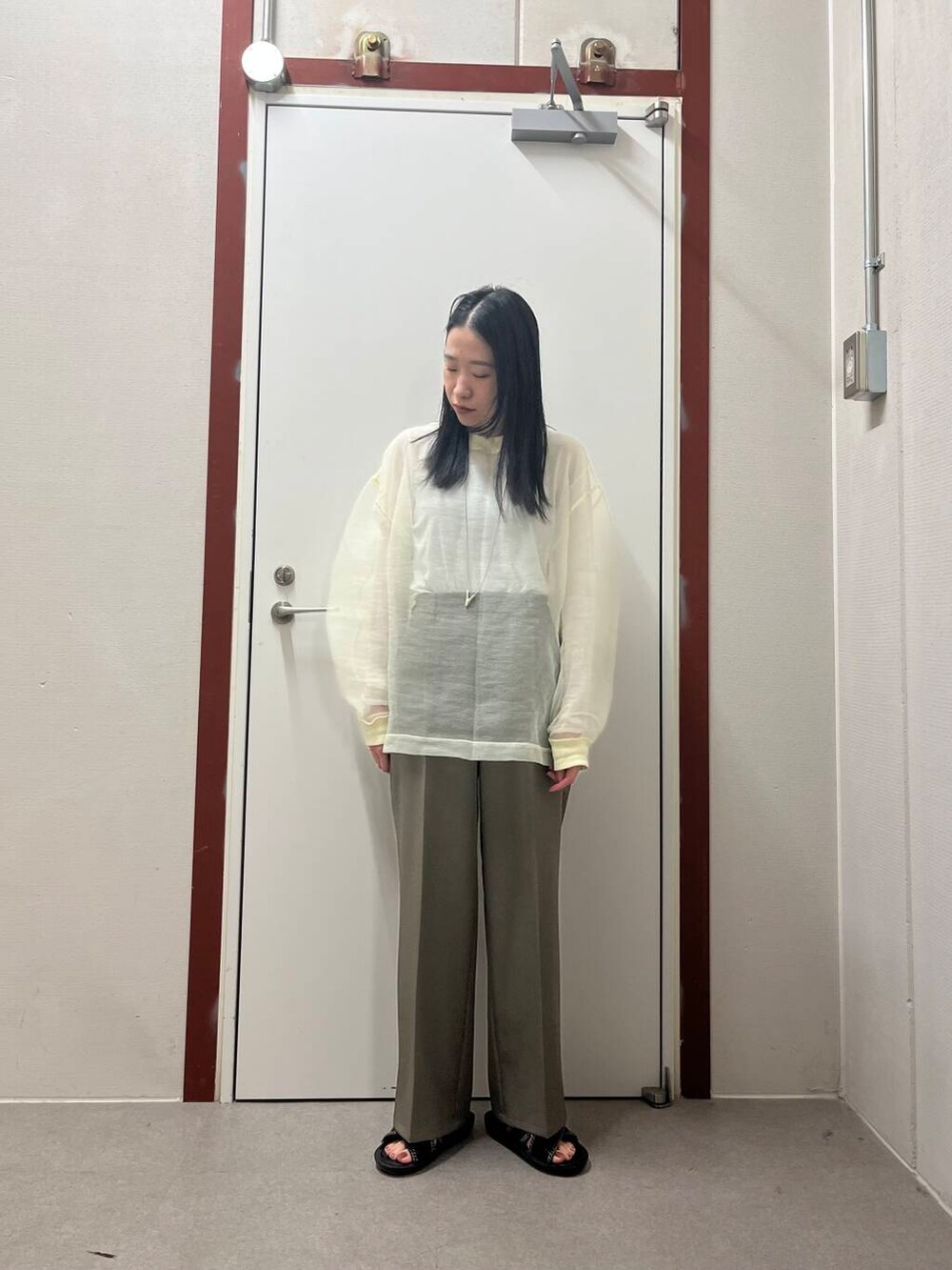 「newarrival」｜「URBAN RESEARCHのストレッチタックスラックス（その他パンツ、グリーン系）」を使った、pyonさん（レディース・161cm）の春コーディネートの2枚目の写真