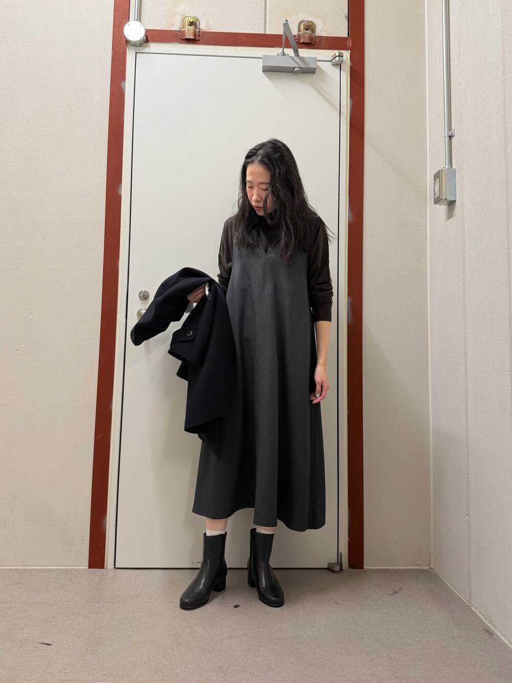 ブルー系のその他アウター、グレー系のワンピース、ブラウン系のニット/セーターを着用したレディースの秋コーディネートの4枚目の写真