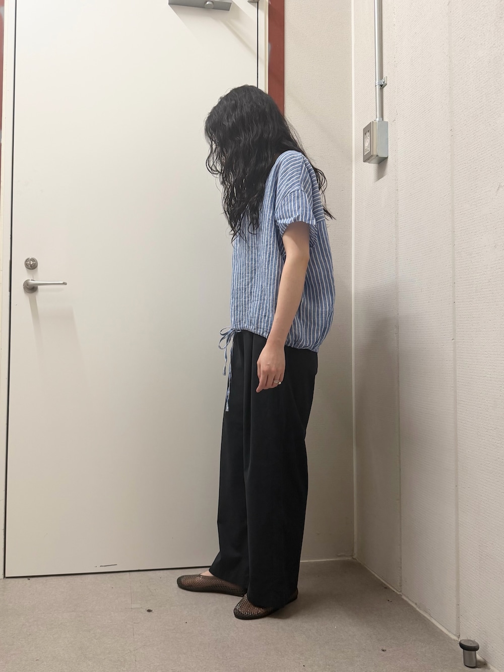 その他のシャツ/ブラウス、ブルー系のその他パンツ、ブラック系のバレエシューズを着用したレディースの夏コーディネートの2枚目の写真