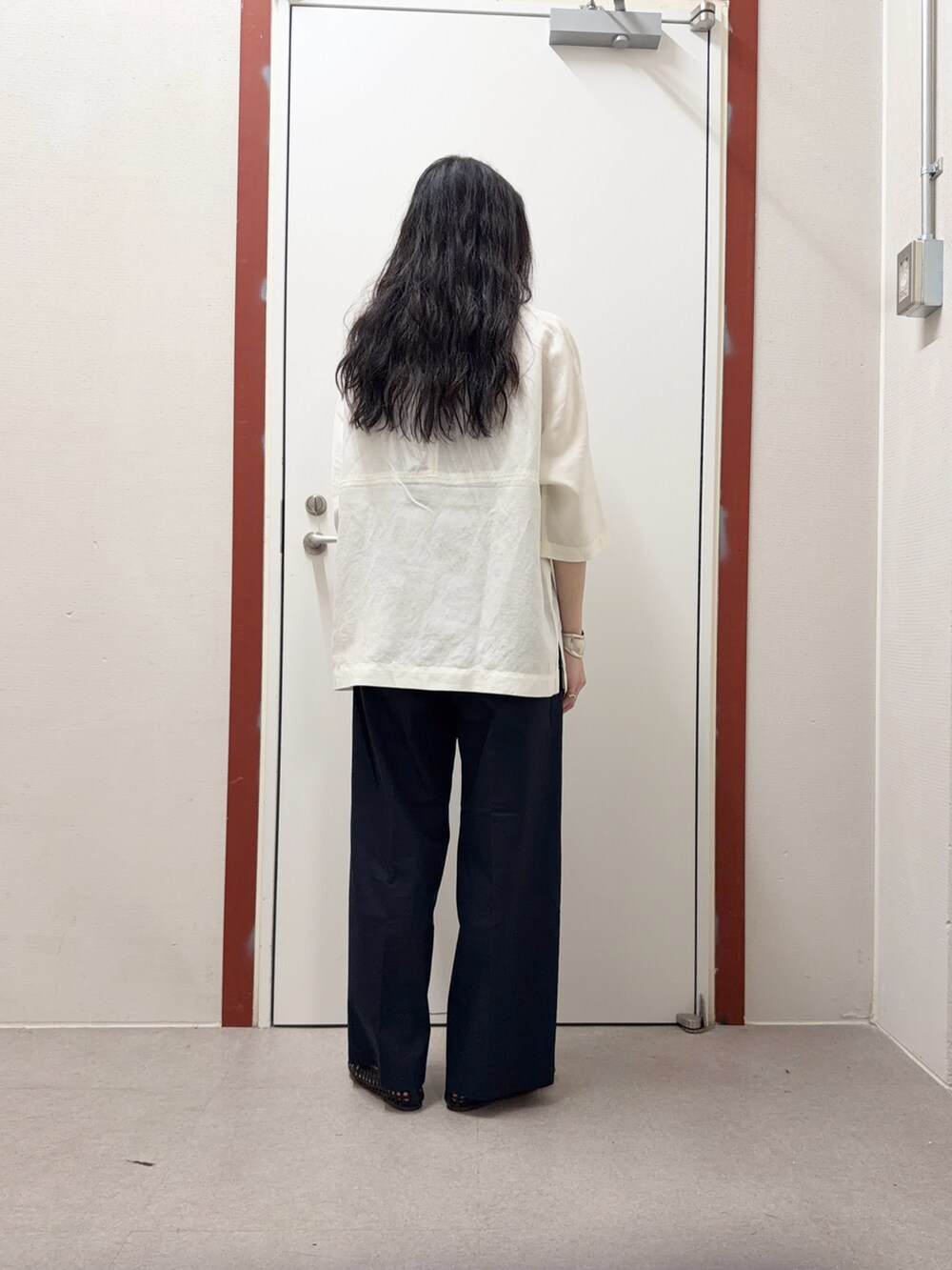 ホワイト系のシャツ/ブラウスを着用したレディースの春コーディネートの3枚目の写真