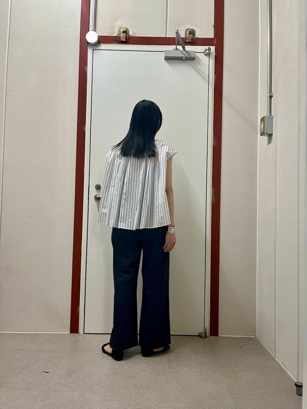 「newarrival、doors」｜「URBAN RESEARCH DOORSの『再入荷予定』レーヨンコットンイージーパンツ（その他パンツ、ブルー系）」を使った、pyonさん（レディース・161cm）の夏コーディネートの3枚目の写真